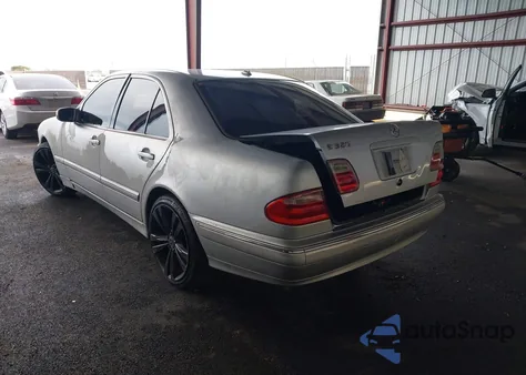 2001 Mercedes-Benz E 320 z USA, uszkodzony, nr VIN WDBJF65J61B294385